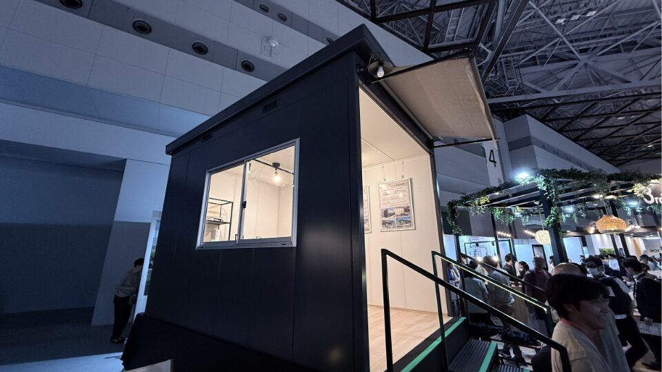 ▲ガレージを活用した屋外オフィス(イナバインターナショナル株式会社様)