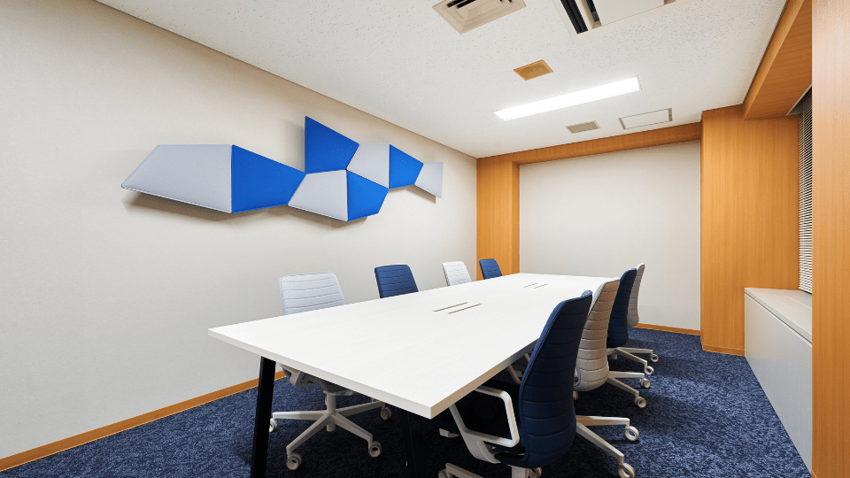 吸音パネルを使った会議室