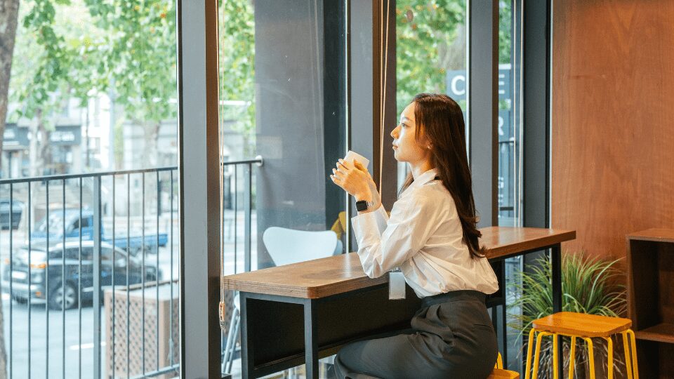 【2025年最新版】会社の休憩室デザイン完全ガイド｜おしゃれなカフェ風オフィス空間の作り方と施工事例